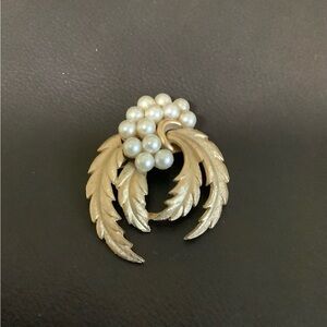 Elegant Vintage Gold Leaf Wreath and Pearls Brooch